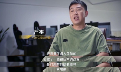 穿黑色衣服的男人
描述已自动生成