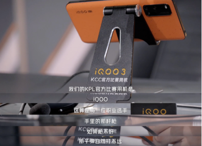 图片包含 室内, 桌子, 电脑, 键盘
描述已自动生成