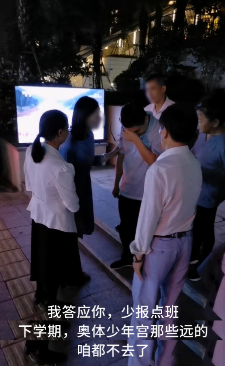 妻子焦虑孩子教育_男子半夜在马路上崩溃大哭:教育焦虑怎么破?