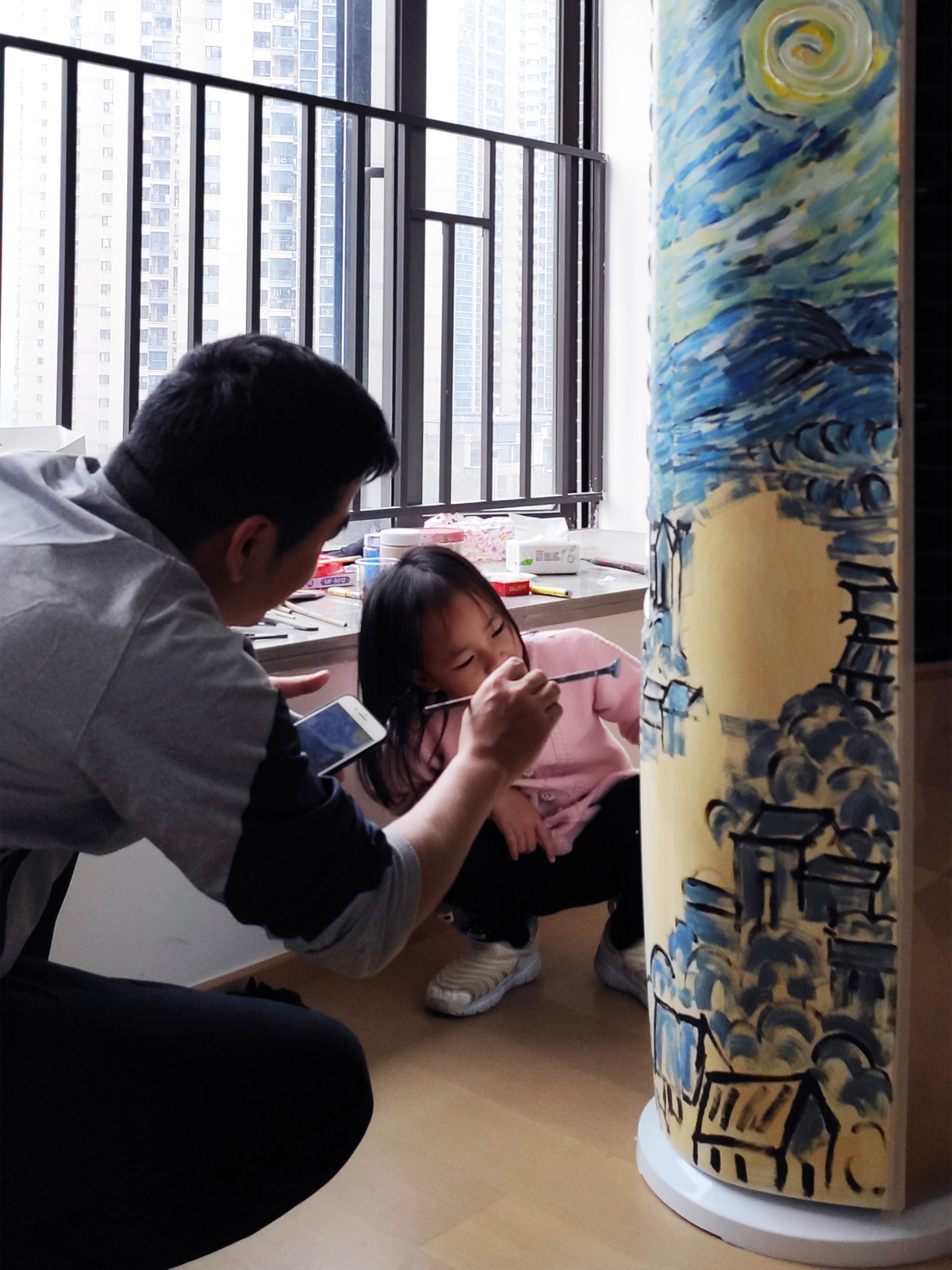 家长为幼儿园作业有多拼?全屋家电涂成油画艺术品