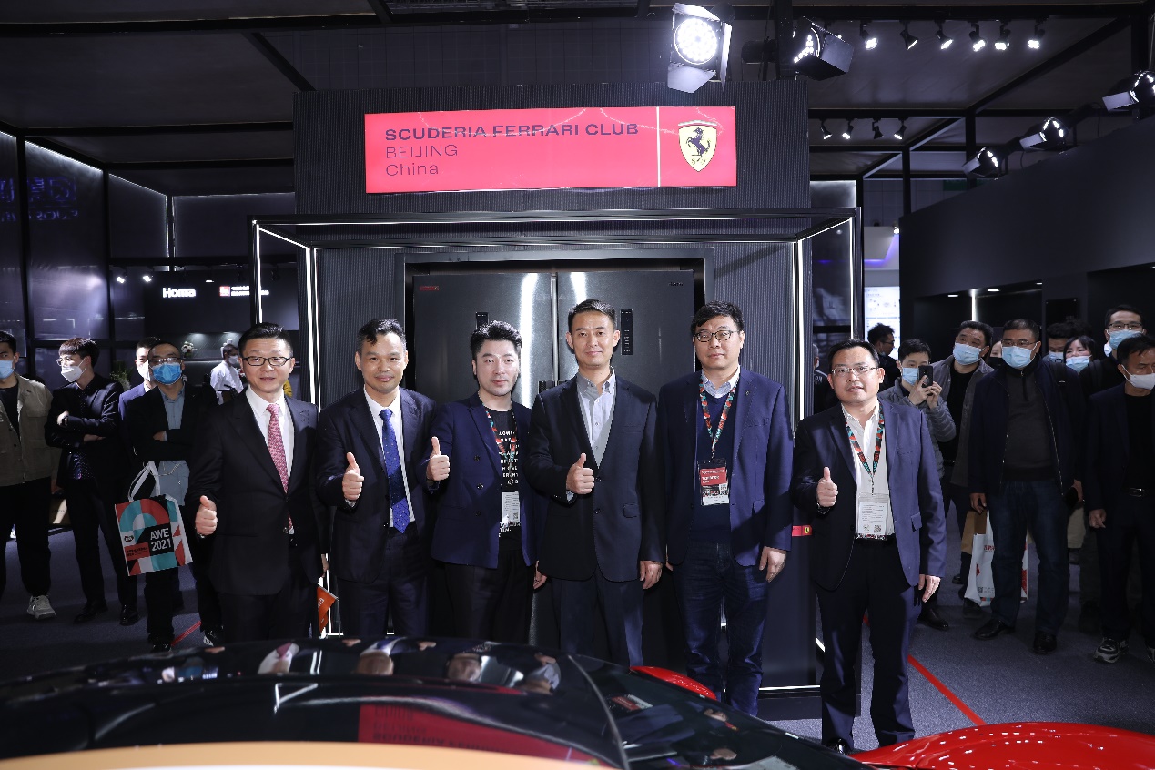 奥马AWE展厅卷起红色超跑风暴，Scuderia Ferrari Club Beijing-China会员定制冰箱亮相发布