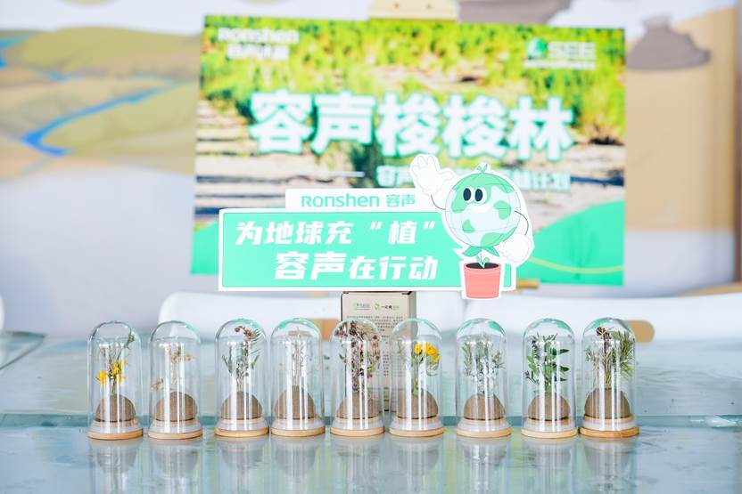 桌子上放着许多瓶子
中度可信度描述已自动生成